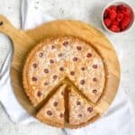 تارت التوت على لوح تقطيع خشبي مع شريحتين.