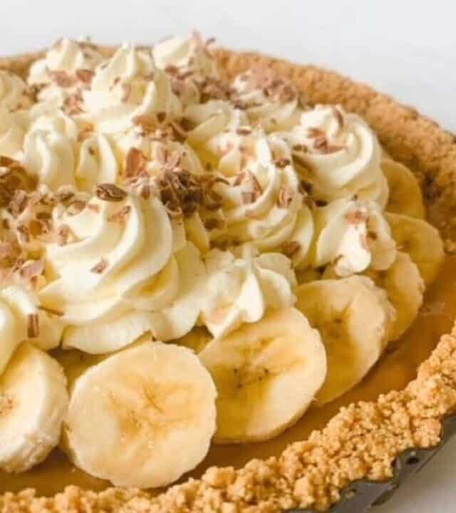 close up of banoffee pie in a black pie dish.