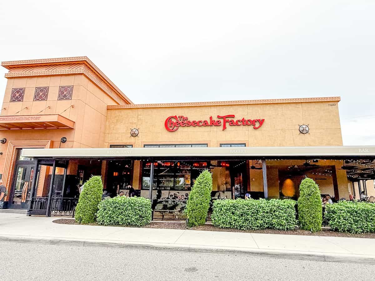 The outside of the cheesecake factory.